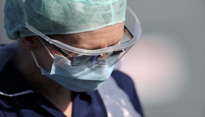 طبيب بريطاني يكشف إصابة نصف طاقم مستشفى في ويلز بكورونا