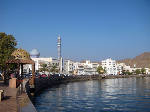 اليوم الحرارة العظمى في مسقط 28 درجة و الصغرى 24