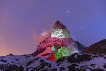 سويسرا تضيء علم السلطنة على جبل ماترهورن الشهير