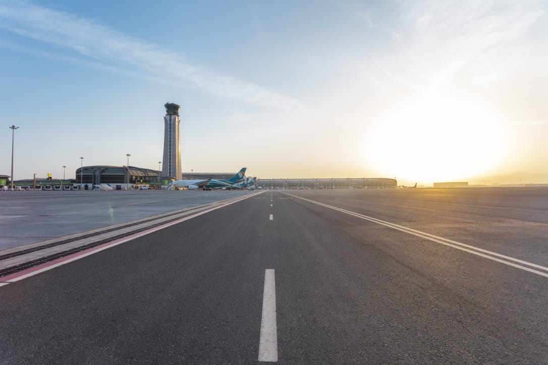 "مطارات عمان" تنجح في تطوير جهاز ذو مواصفات خاصه لتركيب إنارة المدرج بمطار مسقط