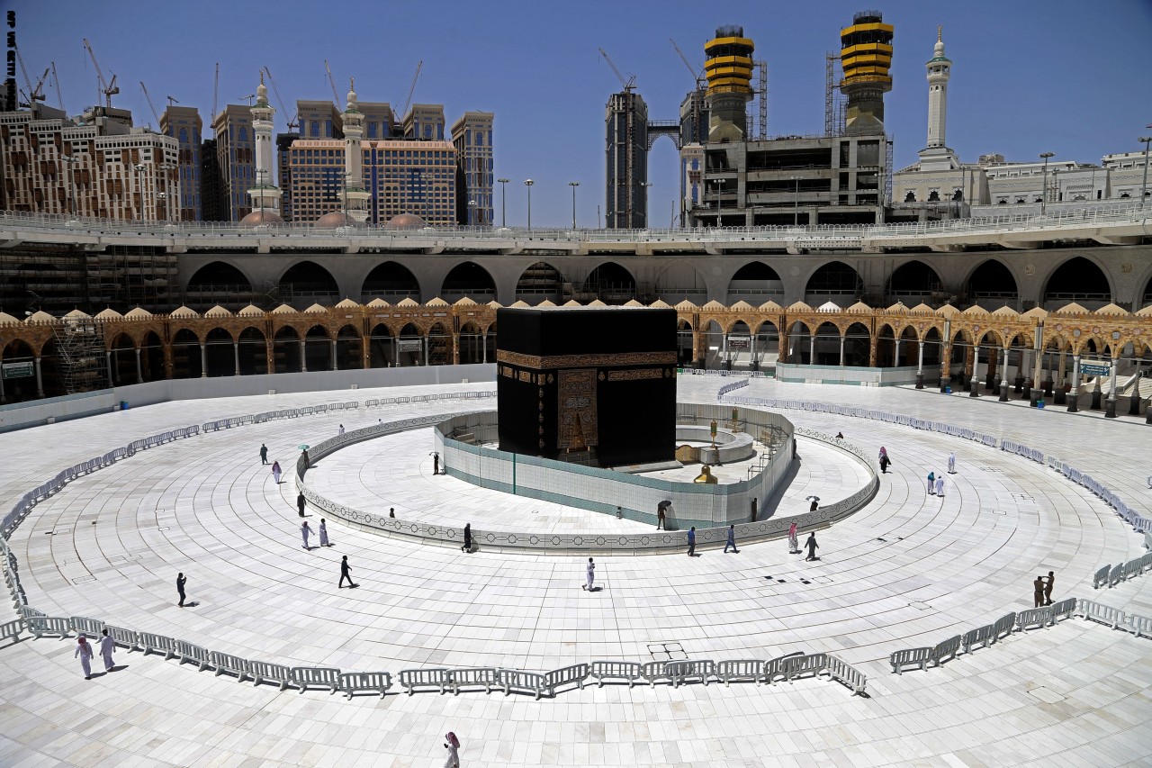 السعودية تقرر إقامة "صلاة التراويح" في الحرمين بلا مصلين