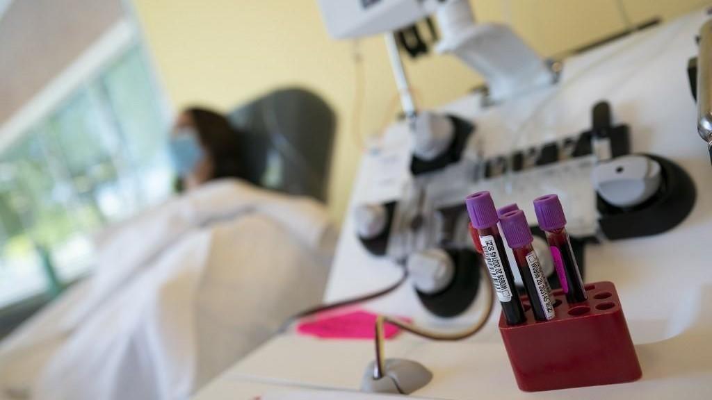 بريطانيا تبدأ تجارب لتحديد فعالية بلازما الدم في مكافحة "كورونا"