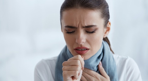 كيف تتحول أعراض كورونا البسيطة إلى أكثر حدة وخطورة؟