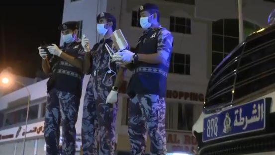 شرطة عمان السلطانية تستخدم "الدرون" للتوجيه والإرشاد بشأن كورونا