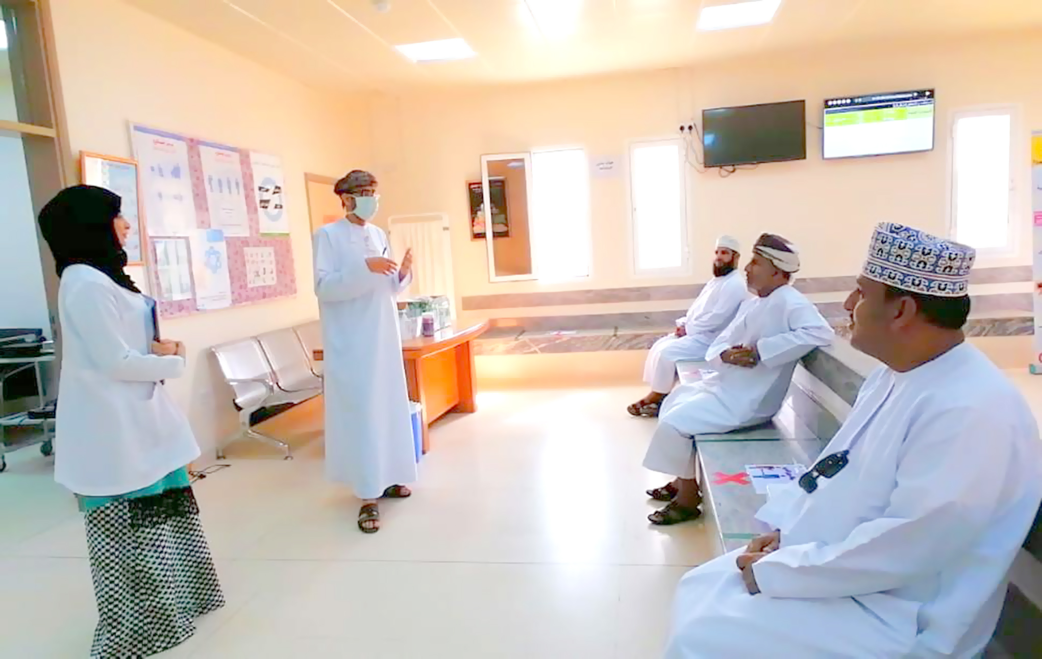 أهالي سمائل يتضامنون مع 200 شخص من المتضررين