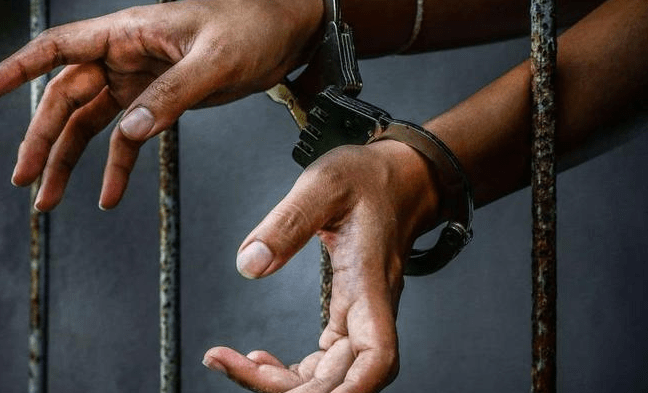 الشرطة السلطانية تلقي القبض على 3 آسيويين بتهمة السرقة بالإكراه
