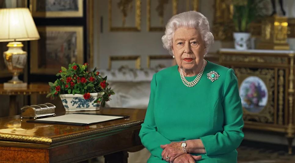 لماذا ارتدت الملكة إليزابيث فستانا أخضر اللون في خطابها للشعب؟