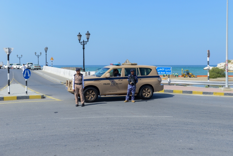 مغردون يطالبون بالحظر الكلي في السلطنة