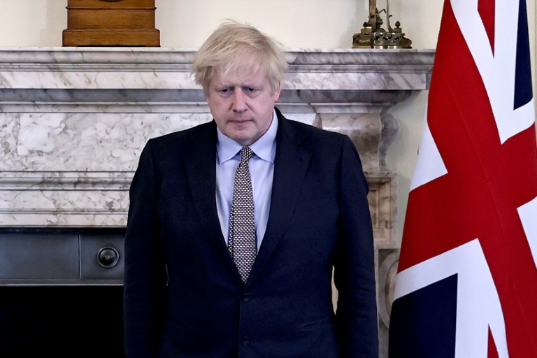 جونسون يطلب من البريطانيين البقاء حذرين مع بدء تخفيف قيود "كورونا"