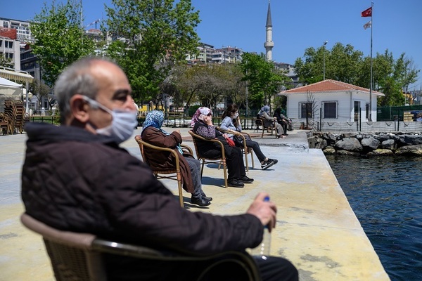 كبار السن في تركيا يخرجون من منازلهم للمرة الأولى منذ مارس