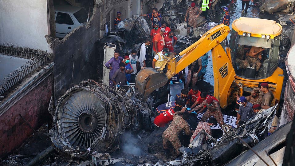 بالفيديو.. لحظة سقوط الطائرة الباكستانية فوق البنايات
