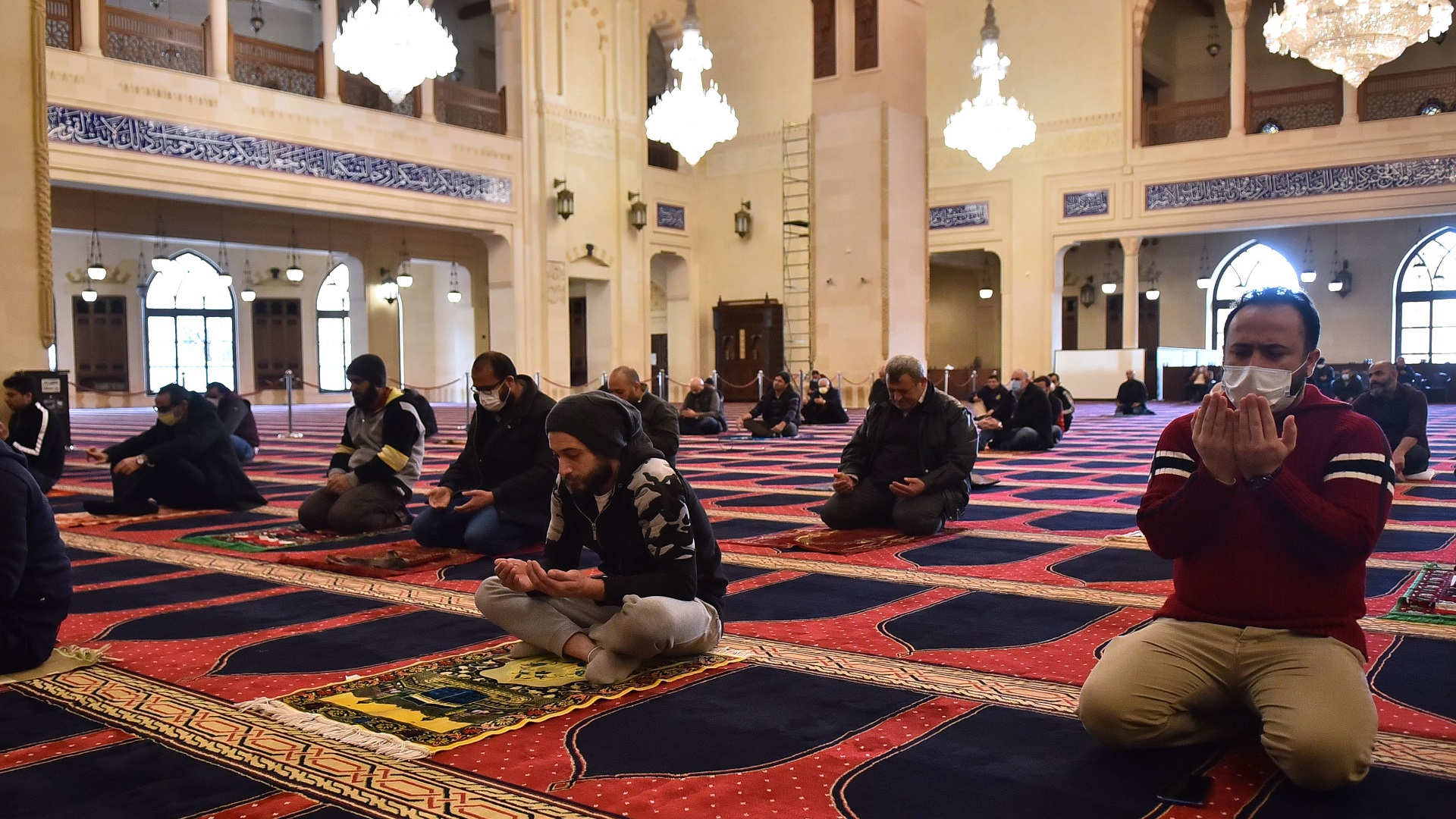 تونس تقرر إعادة فتح المساجد والمقاهي والفنادق في 4 يونيو