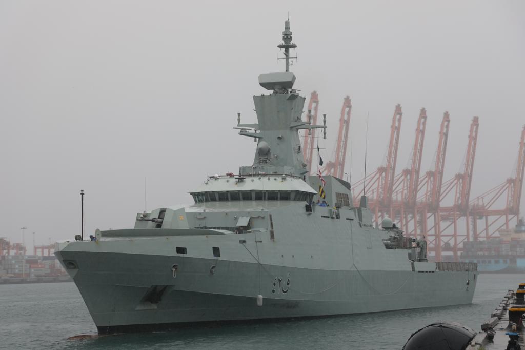 بالصور.. البحرية السلطانية تسير سفينتها "الراسخ" لدعم جهود القطاعات المختلفة بظفار