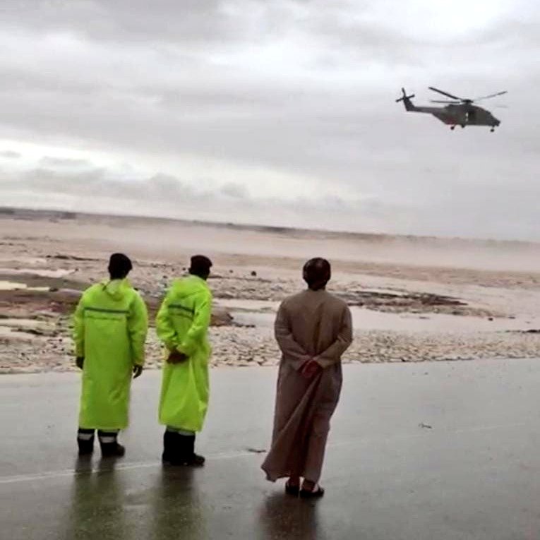 سلاح الجو السلطاني يواصل البحث عن المواطنين المفقودين في ظفار