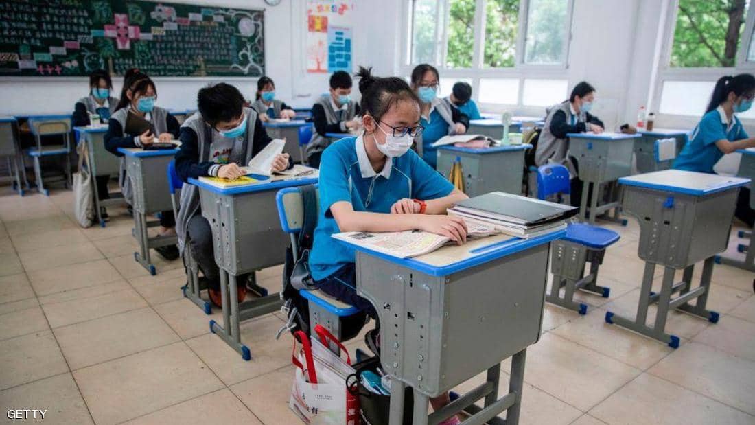 تلاميذ "بؤرة كورونا" في الصين يعودون إلى فصول الدراسة