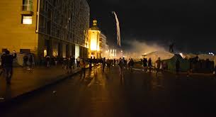 لبنان... عودة التظاهرات والاحتجاجات ليلا وإطلاق نار في وسط بيروت