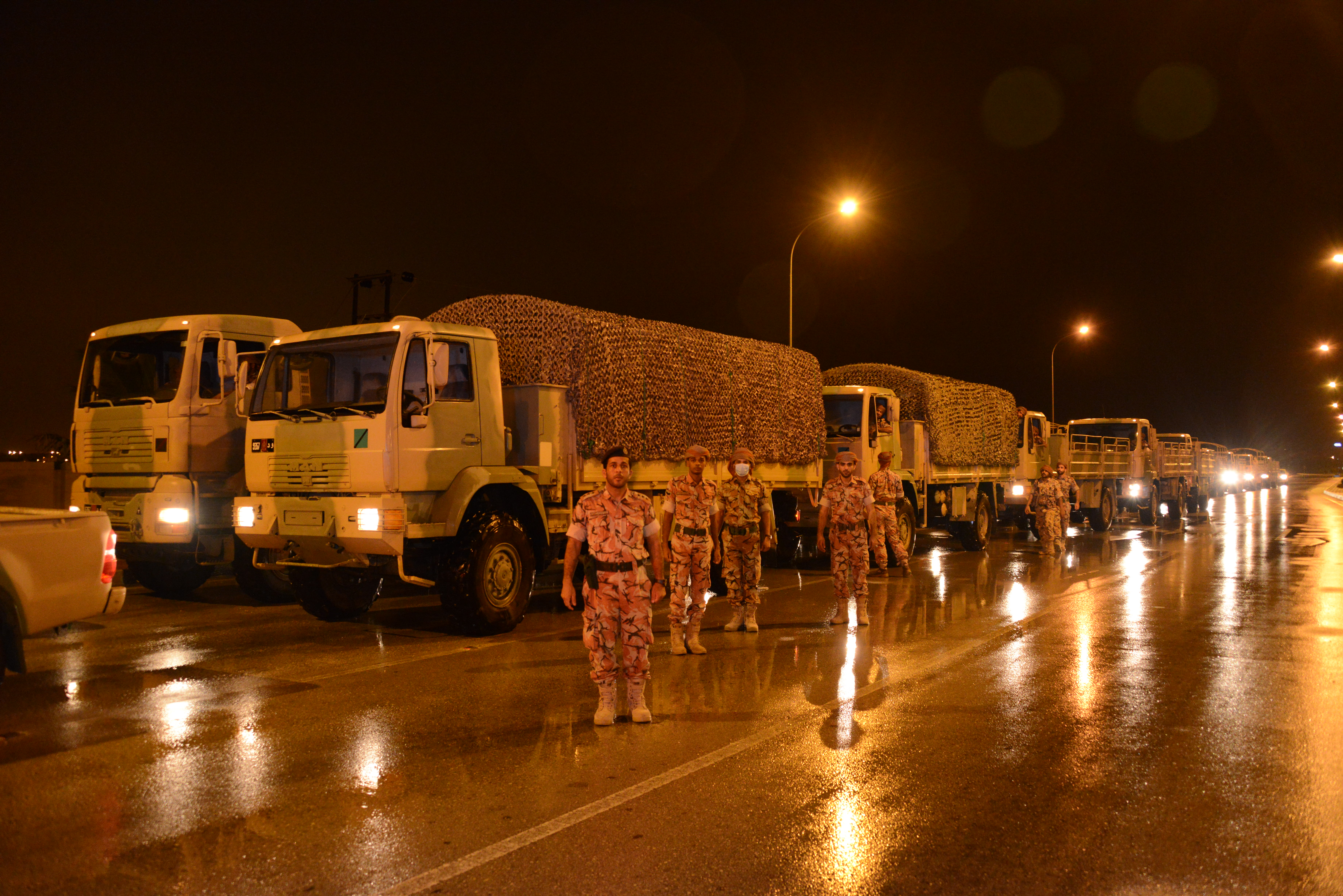 الجيش السلطاني العماني ينشر مركبات ثقيلة في أماكن مختلفة بولاية صلالة