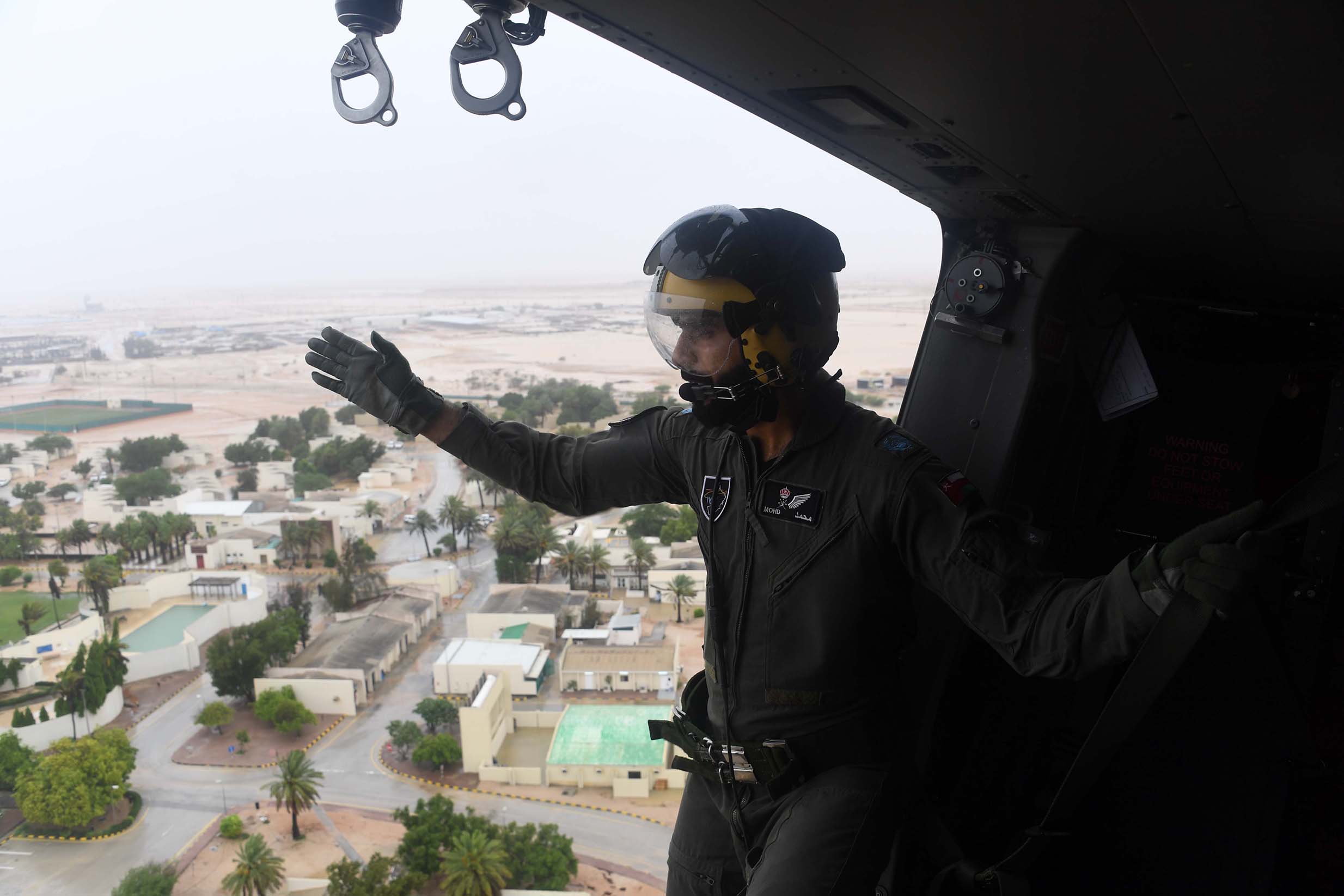 بالصور.. سلاح الجو السلطاني ينفذ عمليات إنقاذ وإخلاء طبي