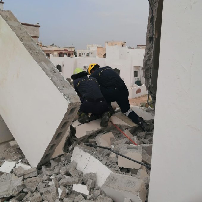 وفاة عامل لسقوط  جزء من فناء منزل