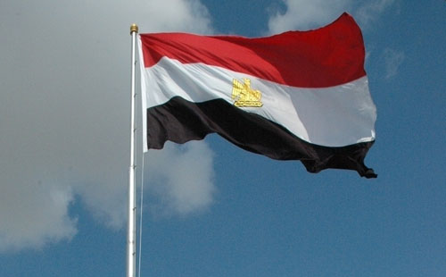 مصر تخفف قيود الإغلاق .. وتفتح المقاهي والمطاعم