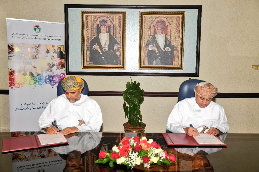 "البلديات" توقع اتفاقيتين مع العمانية للغاز الطبيعي المسال