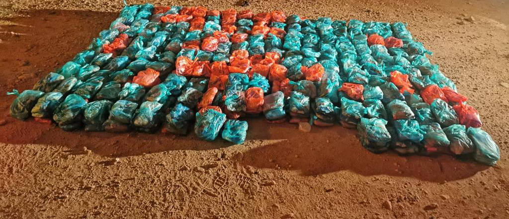 ضبط لنش آسيوي به 3500 صندوق من السجائر بـ"خصب"
