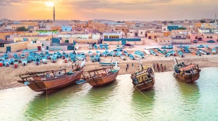 مطالبات أهالي نيابة الأشخرة لإيجاد حلول للرمال المترسبة في الميناء