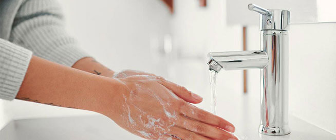 الصحة العالمية: لقاح كورونا ليس حلاً سحريًا.. وغسل اليدين ربما أكثر فاعلية