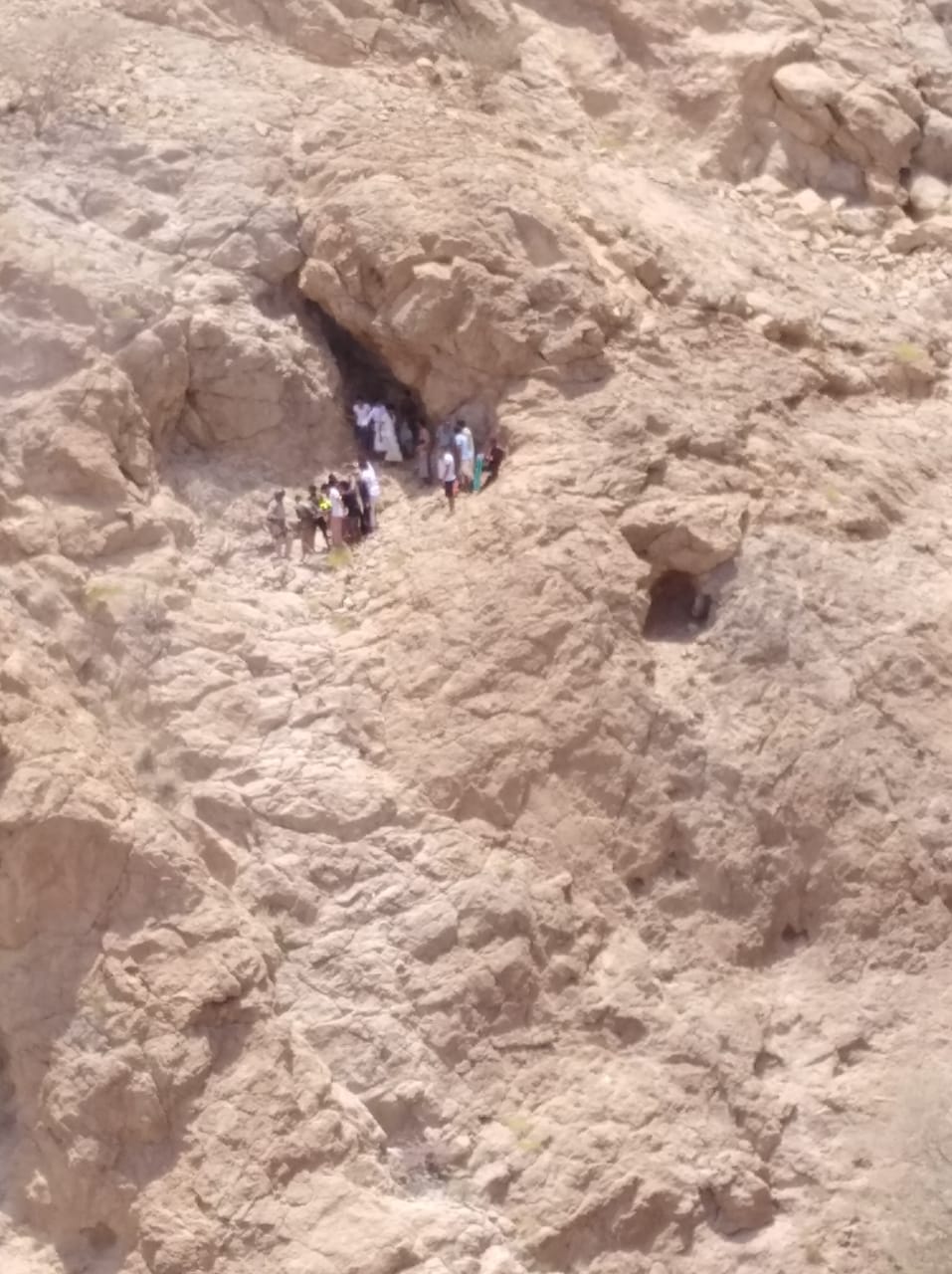 وفاة مواطن بعد سقوطه من جبل بسمائل