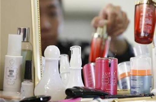 حماية المستهلك تصدر قرار حول تنظيم تداول بعض منتجات التجميل