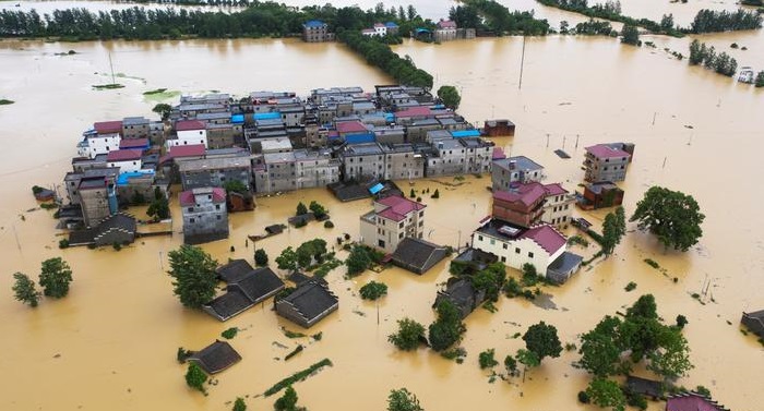 China floods: Over 140 dead as Yangtze River bursts banks