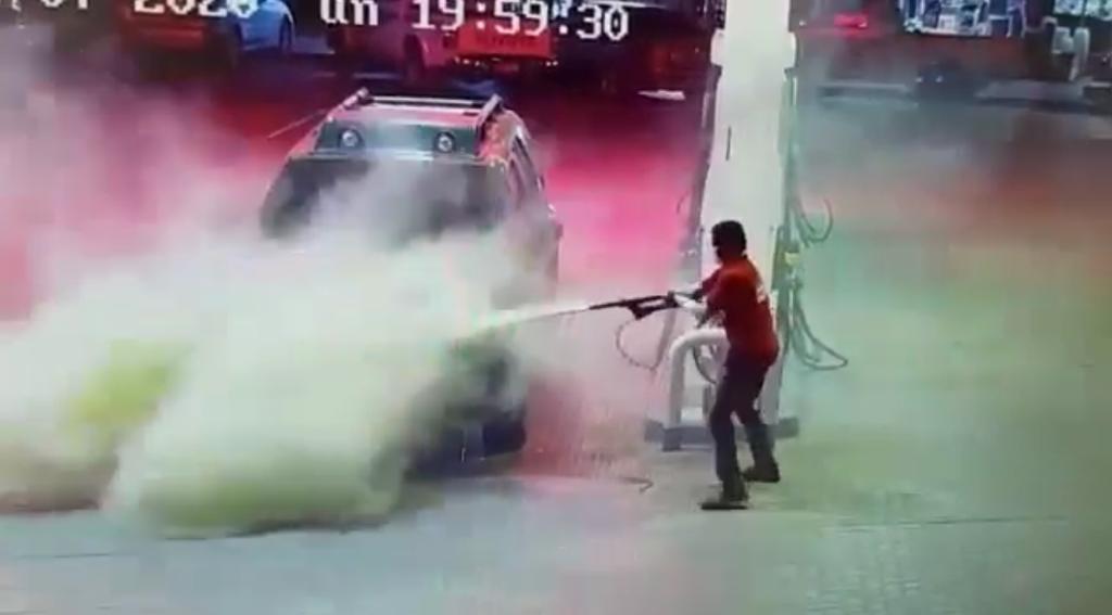 Worker's quick thinking helps put out car fire in Oman