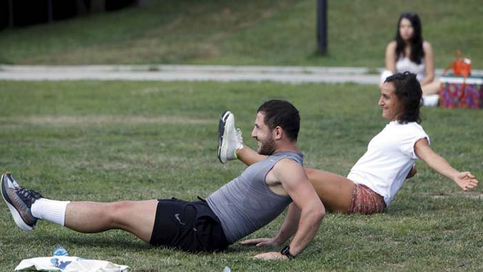 Istanbul residents cheer up with exercise, music in parks amid COVID-19 concerns