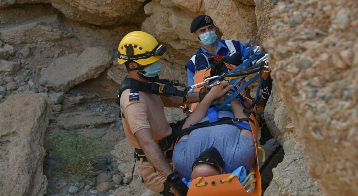 إنقاذ شخص تعرض لإصابة في جبل بولاية بوشر