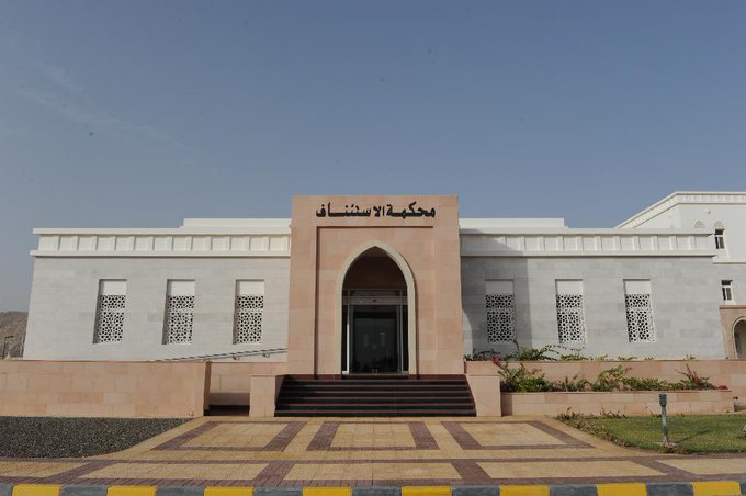 موظف عمومي يختلس مليون ريال ..المحكمة تدينه وتعزله من الوظيفة مؤبداً