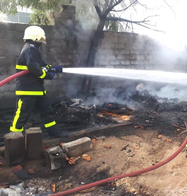 الهيئة العامة للدفاع المدني والإسعاف تسيطر على حريق في السيب