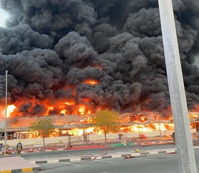حريق ضخم في سوق شعبي بإمارة عجمان