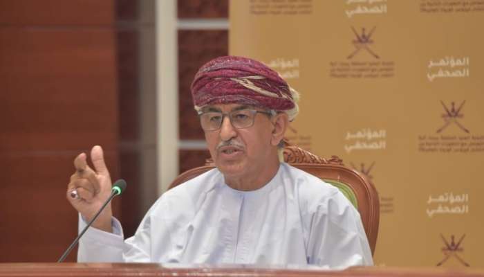 وزير الصحة يشيد بتميز الأطباء العمانيين المبتعثين في الخارج