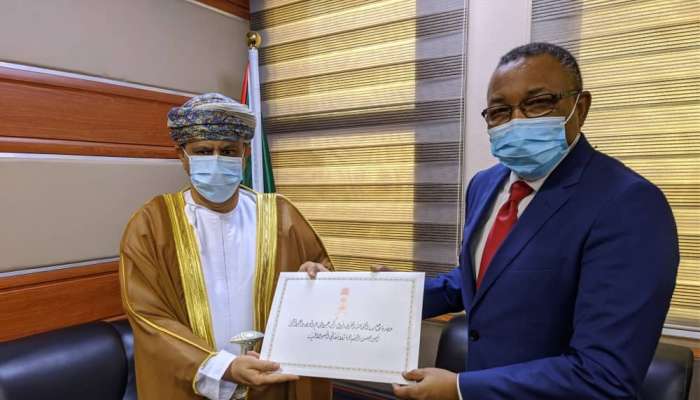 سفير السلطنة المعين لدى السودان يقدم أوراق اعتماده