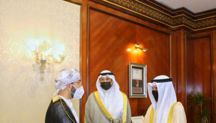 سفير السلطنة المعين لدى دولة الكويت يقدم نسخة من أوراق اعتماده