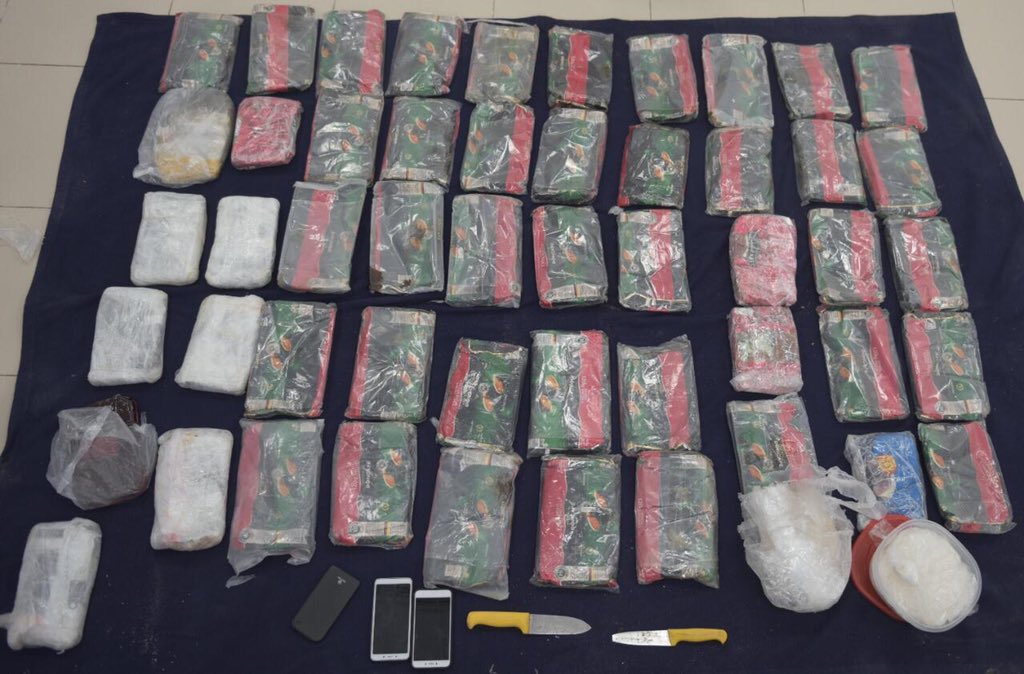 Four arrested for smuggling drugs