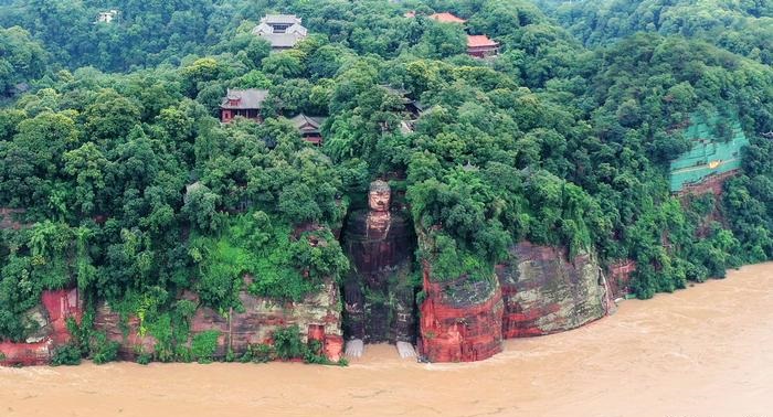 China floods: 100,000 evacuated, Leshan Buddha threatened