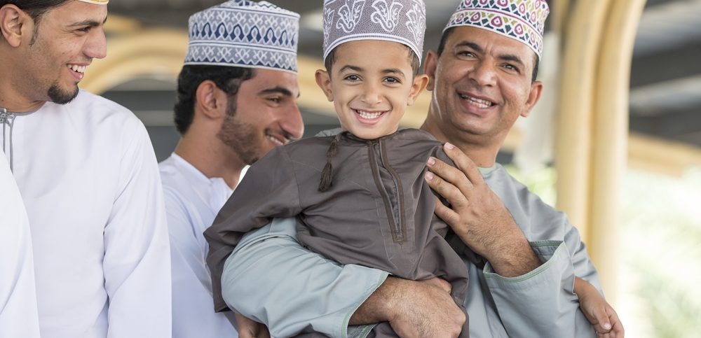 السلطنة ودعت 56,777 وافد خلال شهر.. ونسبة السكان العمانيين ترتفع لـ 60.2%