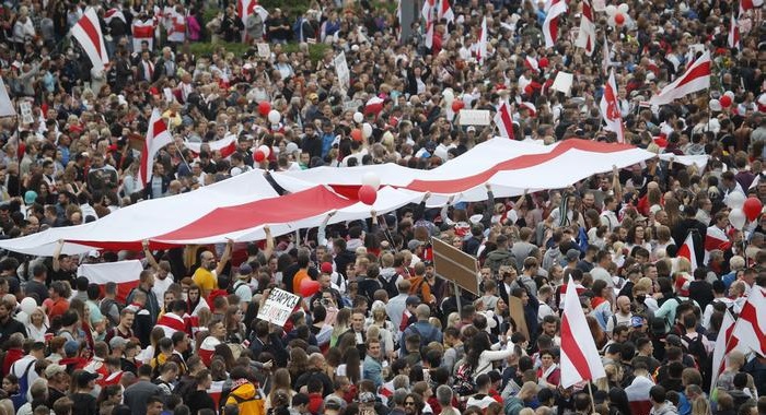 Belarus: Lukashenko deploys army as fresh protests erupt