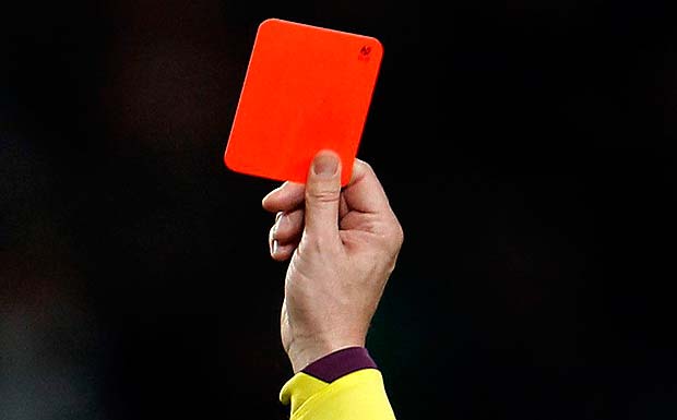 بطاقة حمراء للاعبي كرة القدم الذين يسعلون بشكل متعمّد
