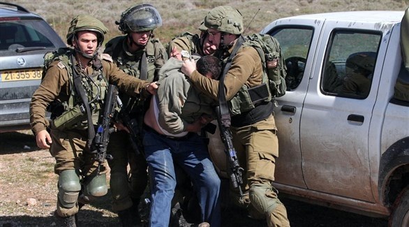قوات الاحتلال الإسرائيلي تعتقل فلسطينيين في الضفة الغربية