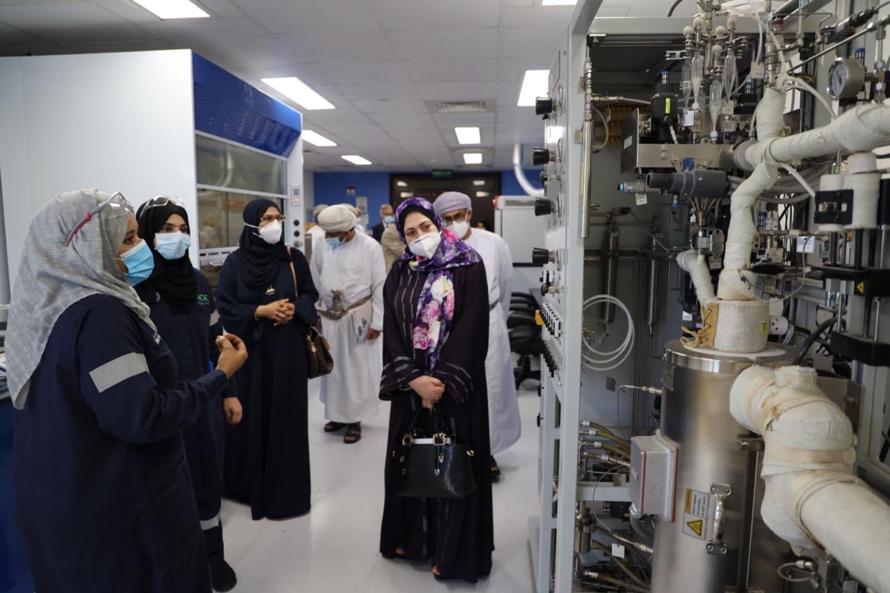 المحروقية تزور جامعة صحار