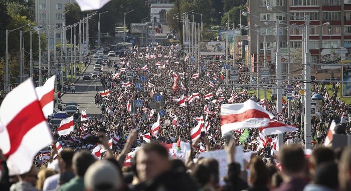 Masked police arrest 400 protesters during 'March of Heroes' in Belarus