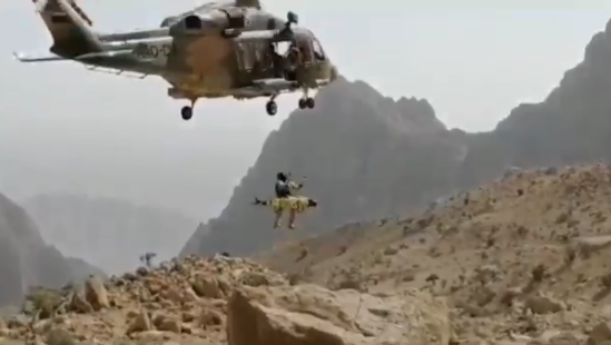 طيران الشرطة ينقذ شخص سقط من جبل شاهق في بهلاء