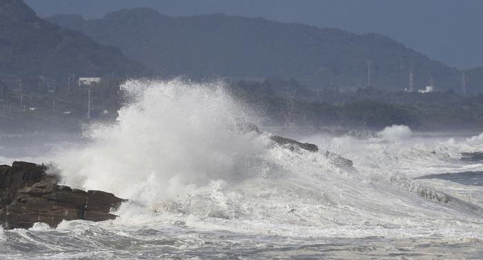 Typhoon halts Japan coastguard's search for ship survivors